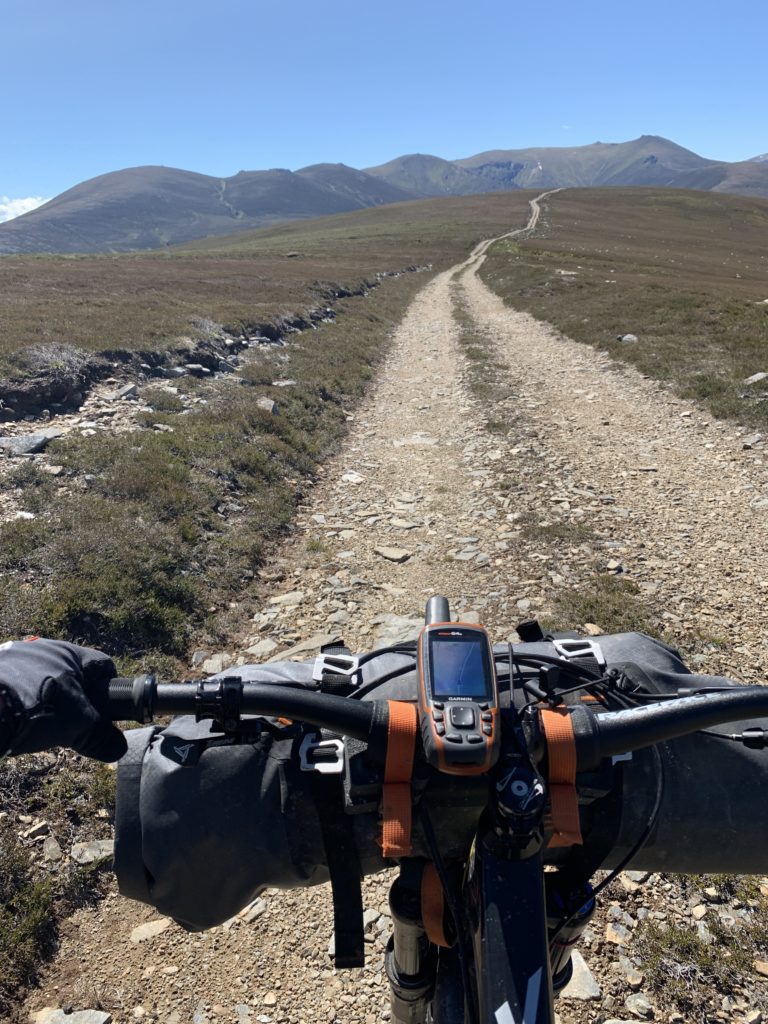 Schotte- und Arbeitswege so weit der Blick reicht. Leider konnte man durch die karge Landschaft schnell ausschließen, dass sich irgendwo doch ein Singletrail versteckt hat.