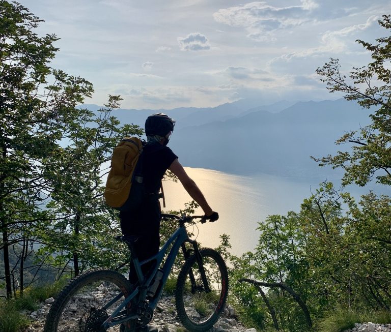 Oft genug bietet der Trail die Möglichkeit für eine kurze Verschnaufpause und einen guten Blick über der Gardasee.