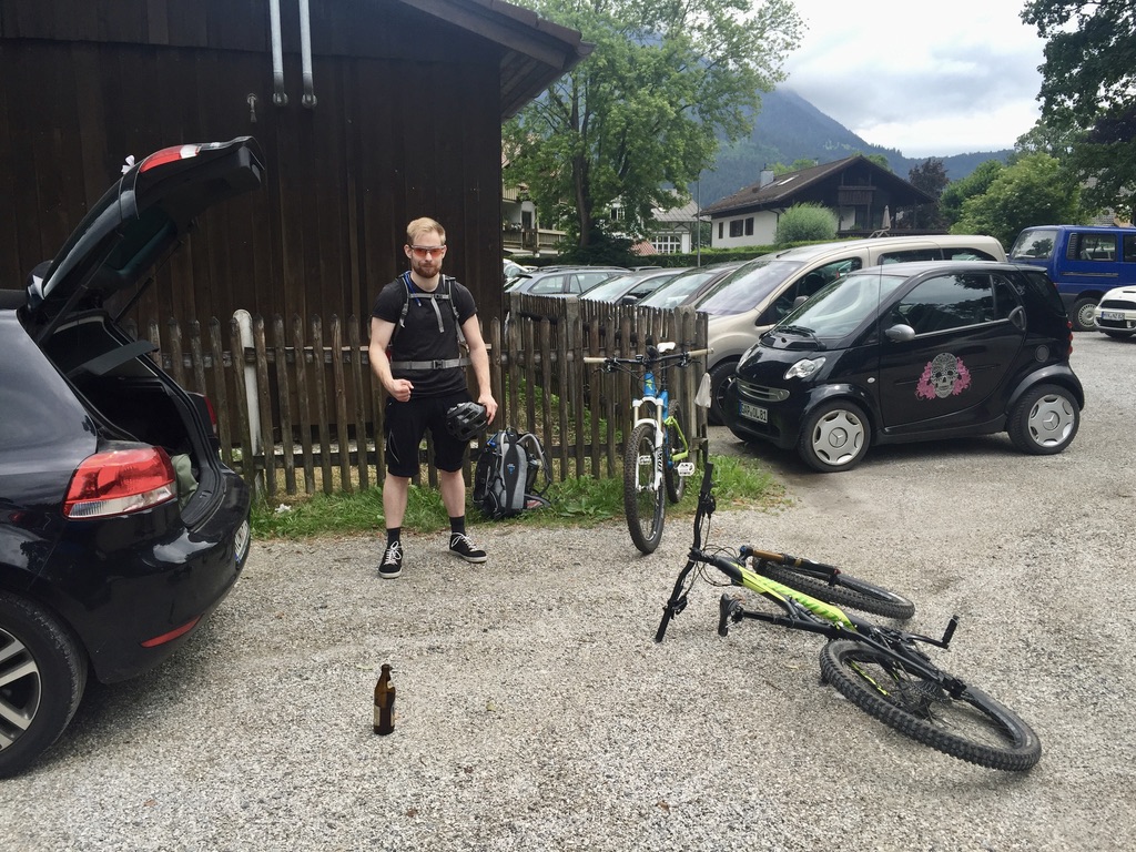 Endlich geht es los! Die Fahrräder sind fertig und wir trinken noch unser Start-Bier aus, bevor es auf nach Österreich geht.