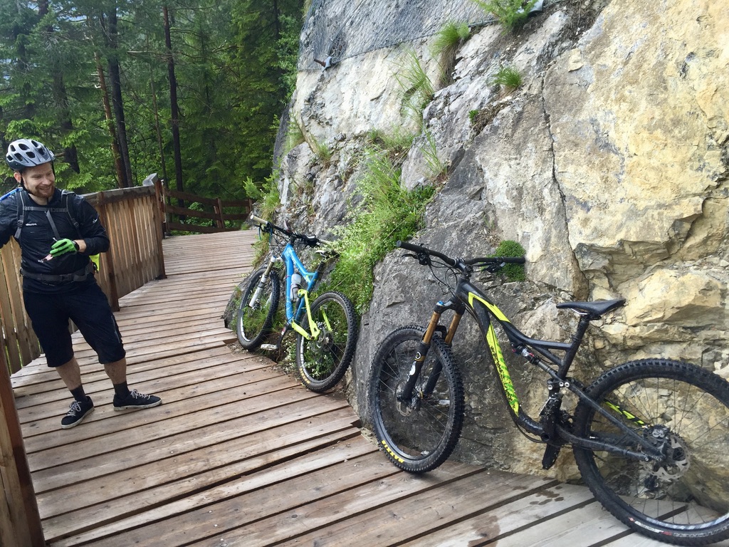 Zum Teil auf Holz, entlang am steilen Hang, war der Trail an der Fernpassstraße schon fast das Highlight des Tages.