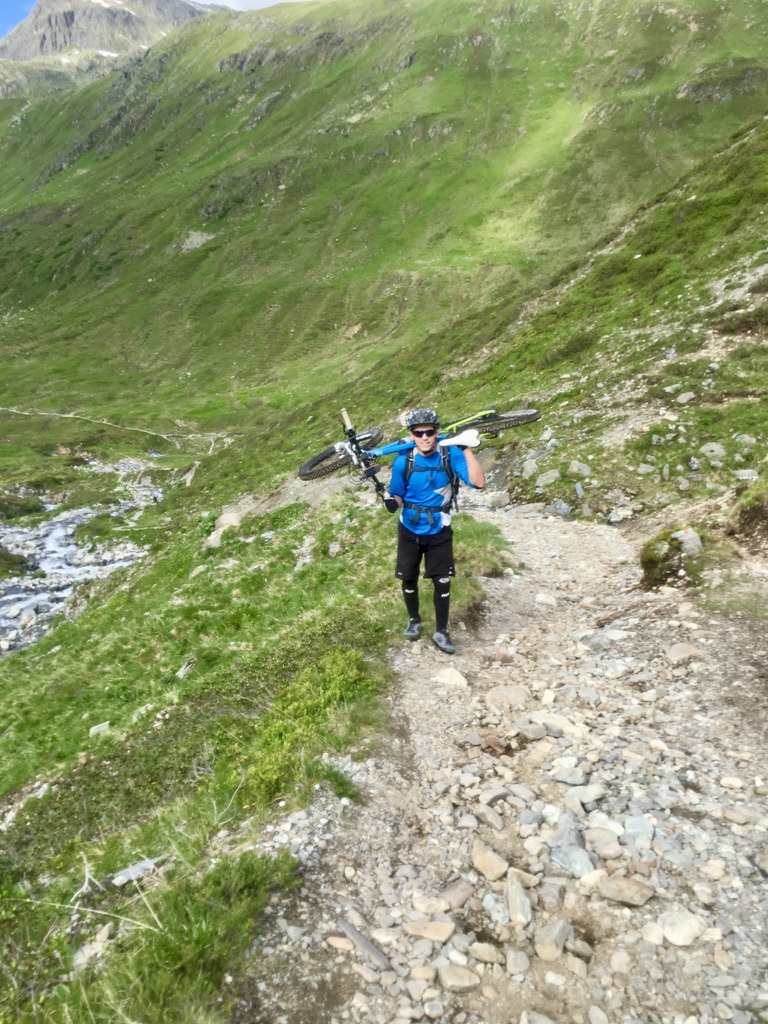 Die letzten Höhenmeter vor der Heilbronner Hütte hatten es nochmal in sich und ich habe es vorgezogen, dass Bike zu tragen.