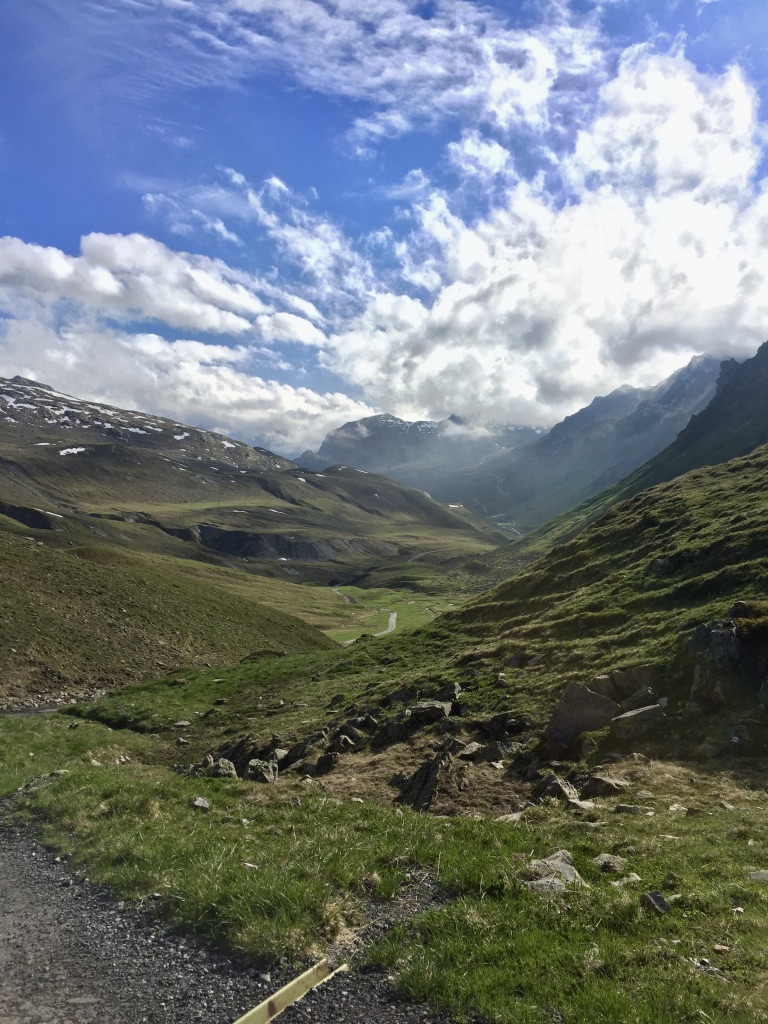 Blick vom Verbellner Winterjöchl auf den Wormser Höhenweg, der sich durch das Verbellatal abwärts schlängelt