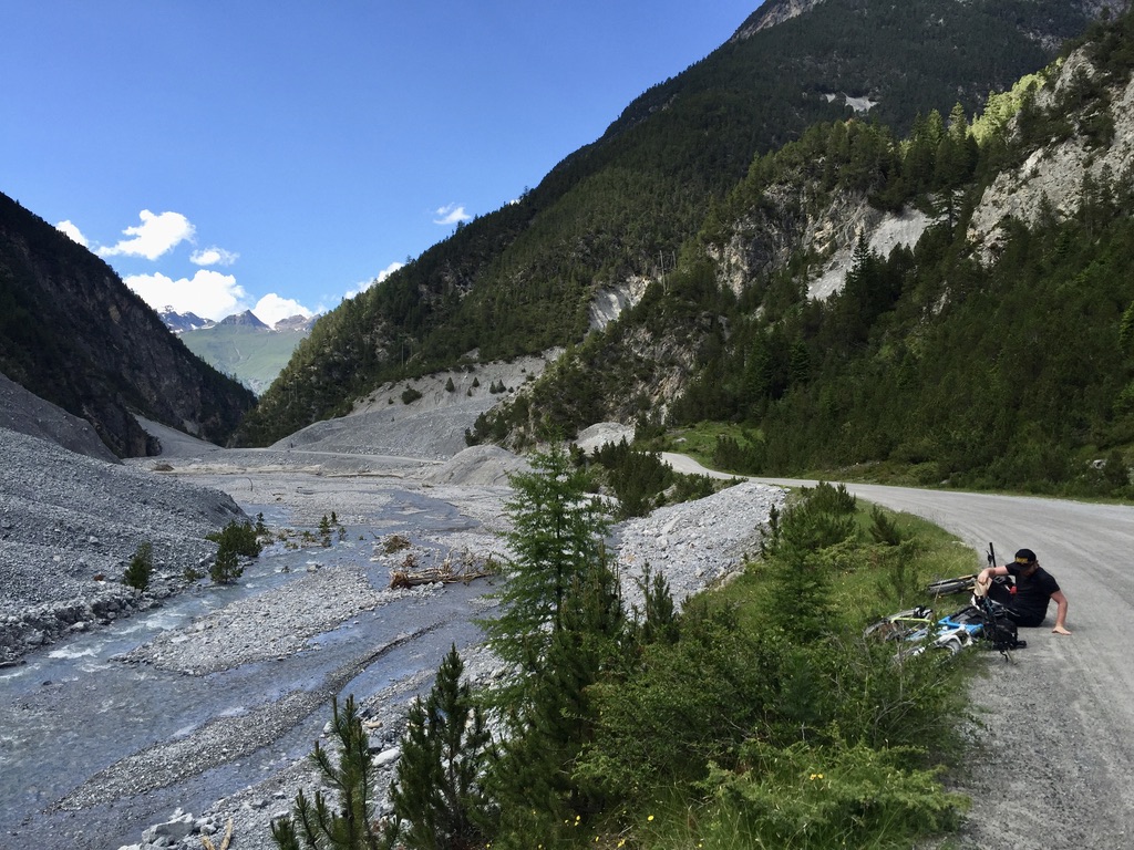 Eine Fahrt wie ein Kaugummi! Der Weg im Val S-charl, entlang der Clemgia steigt seicht an, ohne das man wirklich ahnt, wo es hingeht.