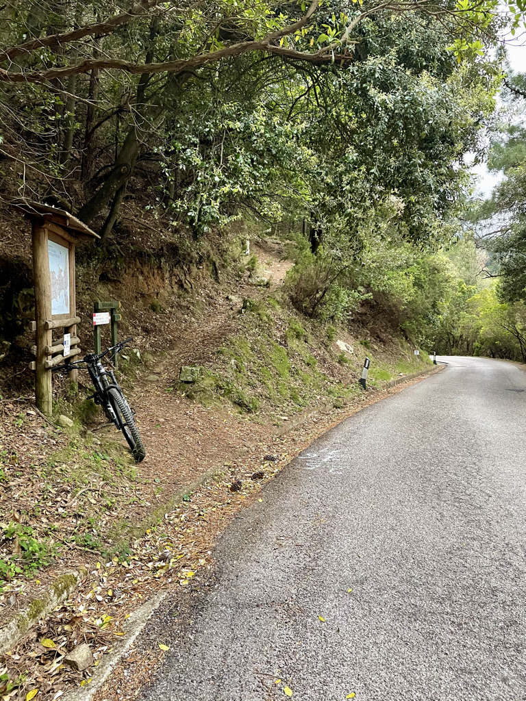 Der Einstieg in den Wanderweg nach Marciana. Ab hier wird es interessant und bis nach Chiessi fährt man keinen Meter auf Asphalt.