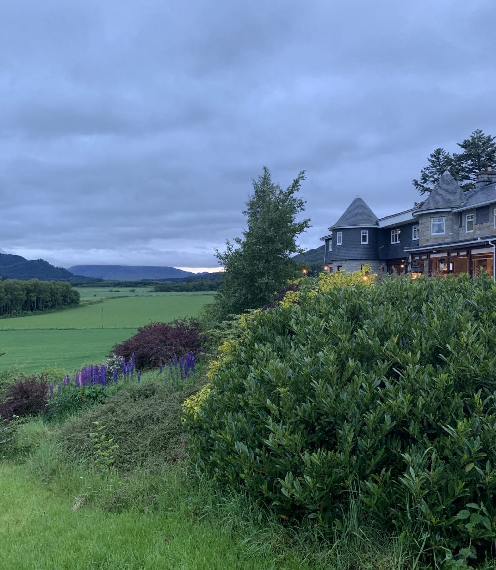 Außer dem Hotel gibt es in Laggan nicht viele Häuser, so dass ich den Blick vom Parkplatz genauso von meinem Zimmer aus genießen konnte.